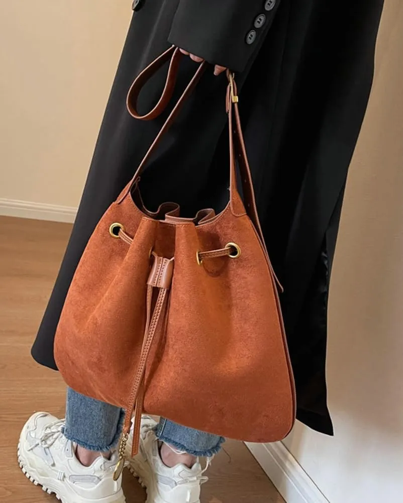 Trendy Drawstring Hobo Shoulder Bag Retro Suede Bucket Purse Causal Travel College Crossbody Bag with Adjustable Strap 2024